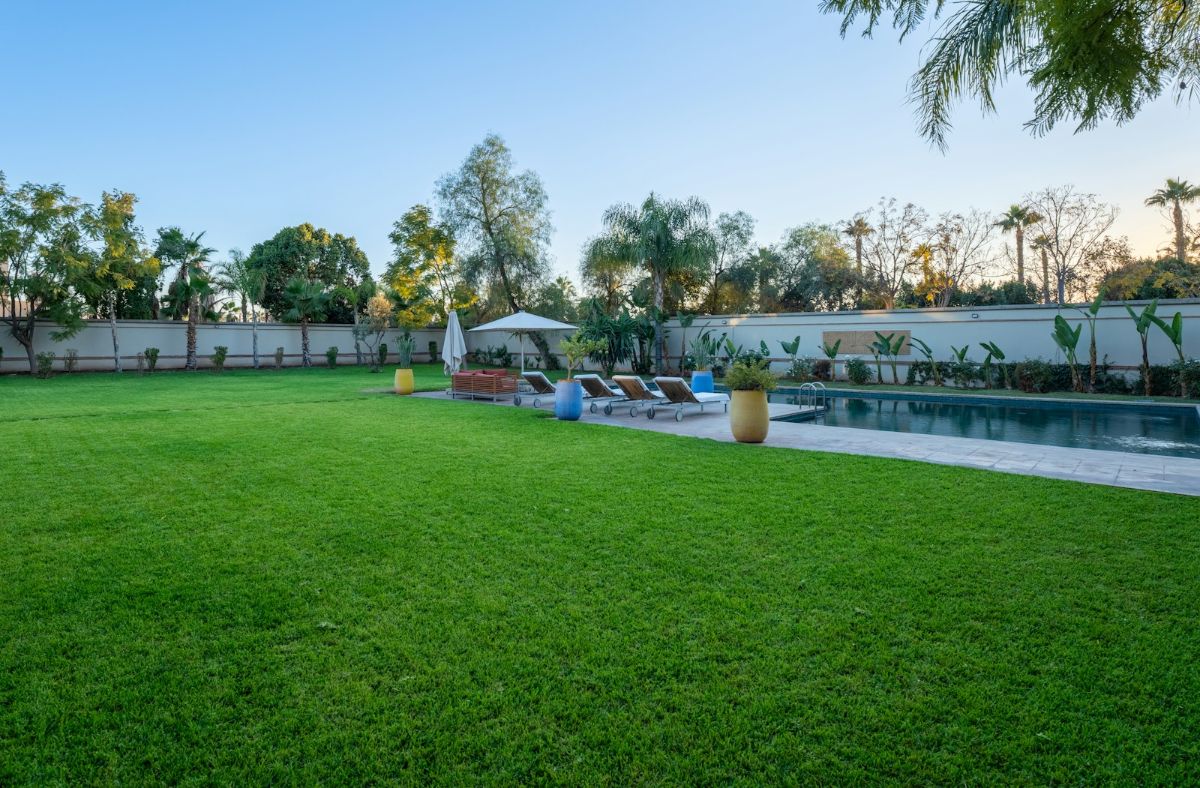 Sân vườn và hồ bơi biệt thự Vinhomes Green Paradise Cần Giờ
