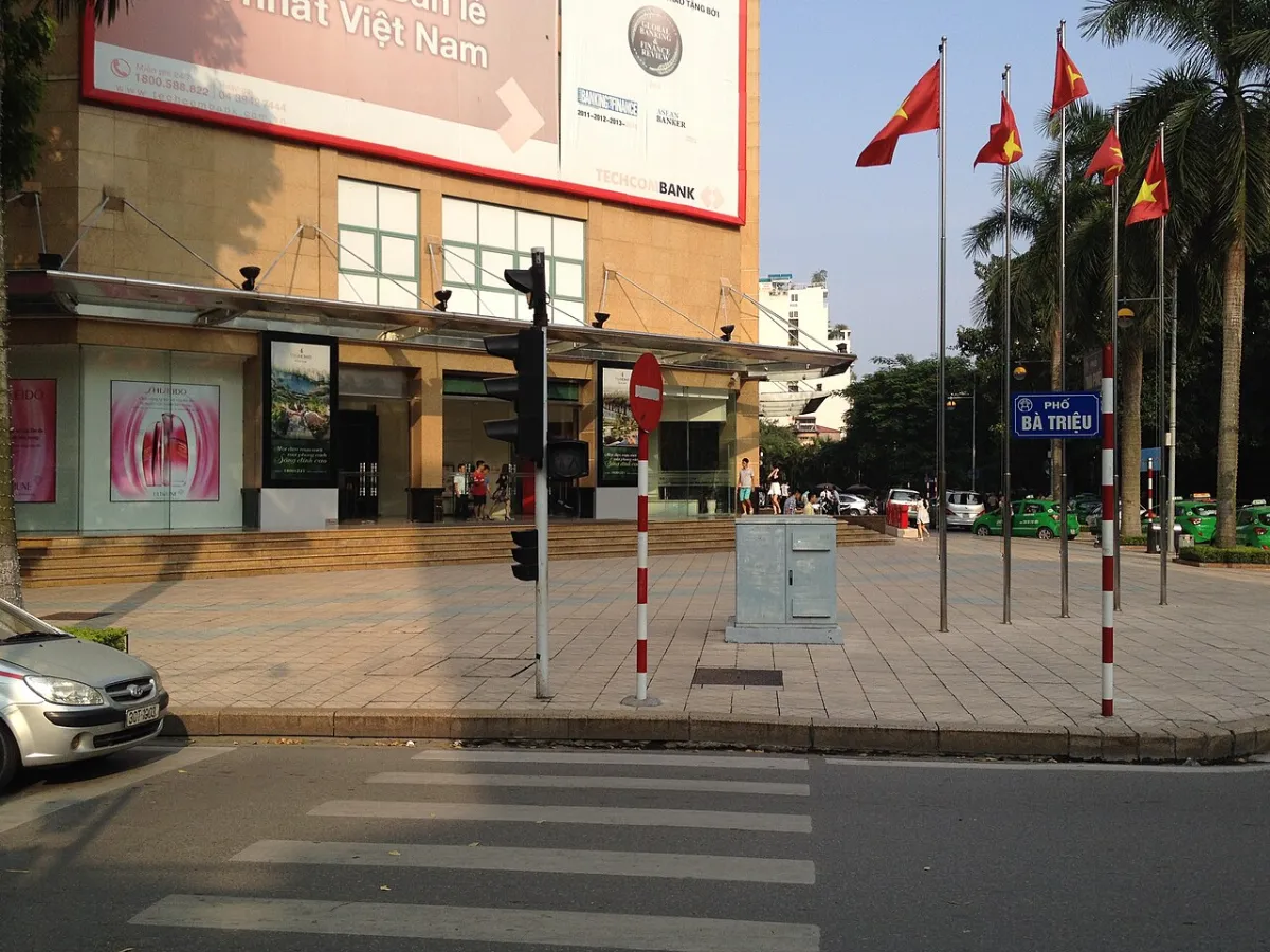 Lối vào Vincom Center Bà Triệu, khối đế của chung cư Vinhomes Bà Triệu 191 Bà Triệu Hà Nội