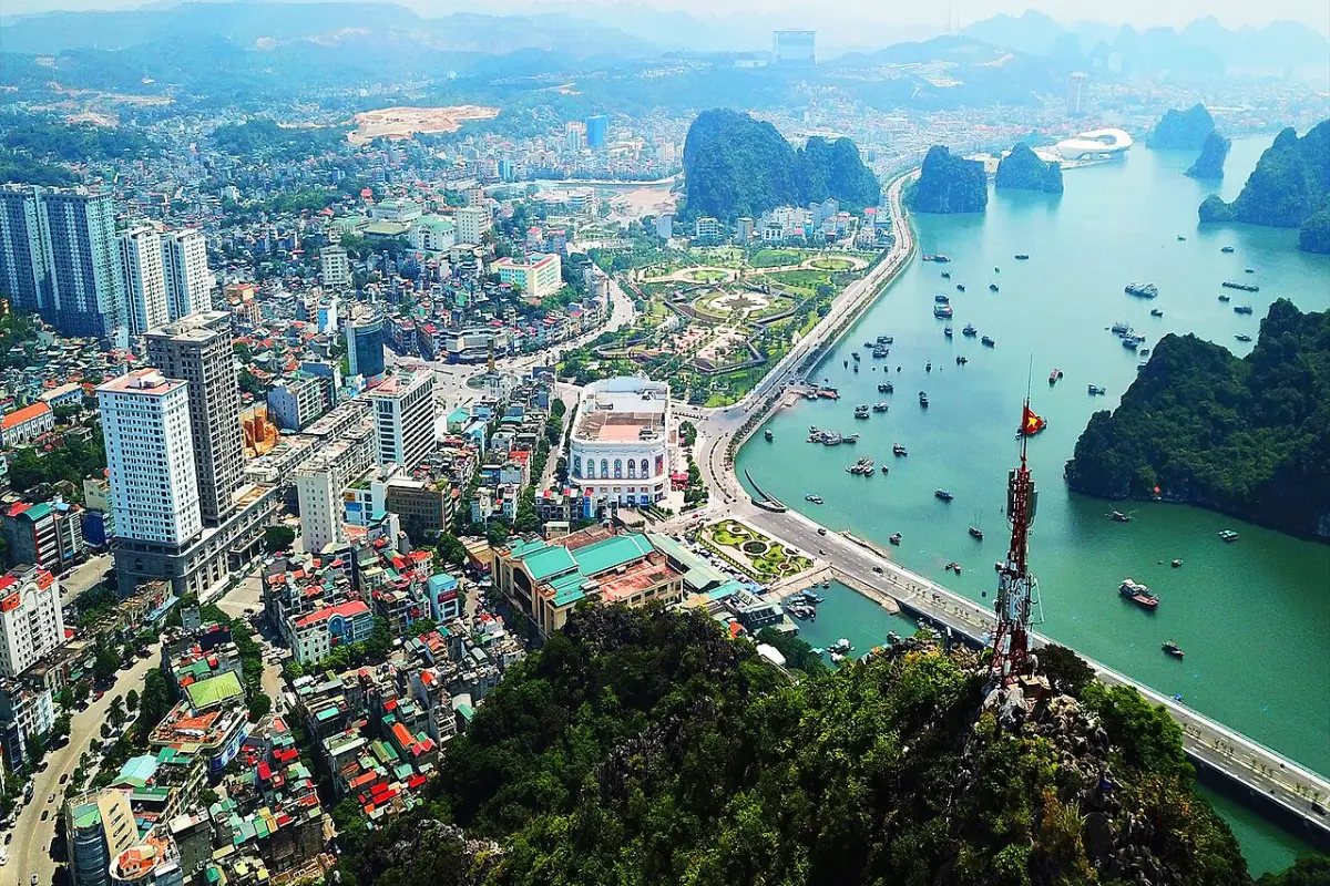 Hòn Gai nhìn từ trên cao, dải ven vịnh nơi có khu đô thị Vinhomes Dragon Bay Hạ Long