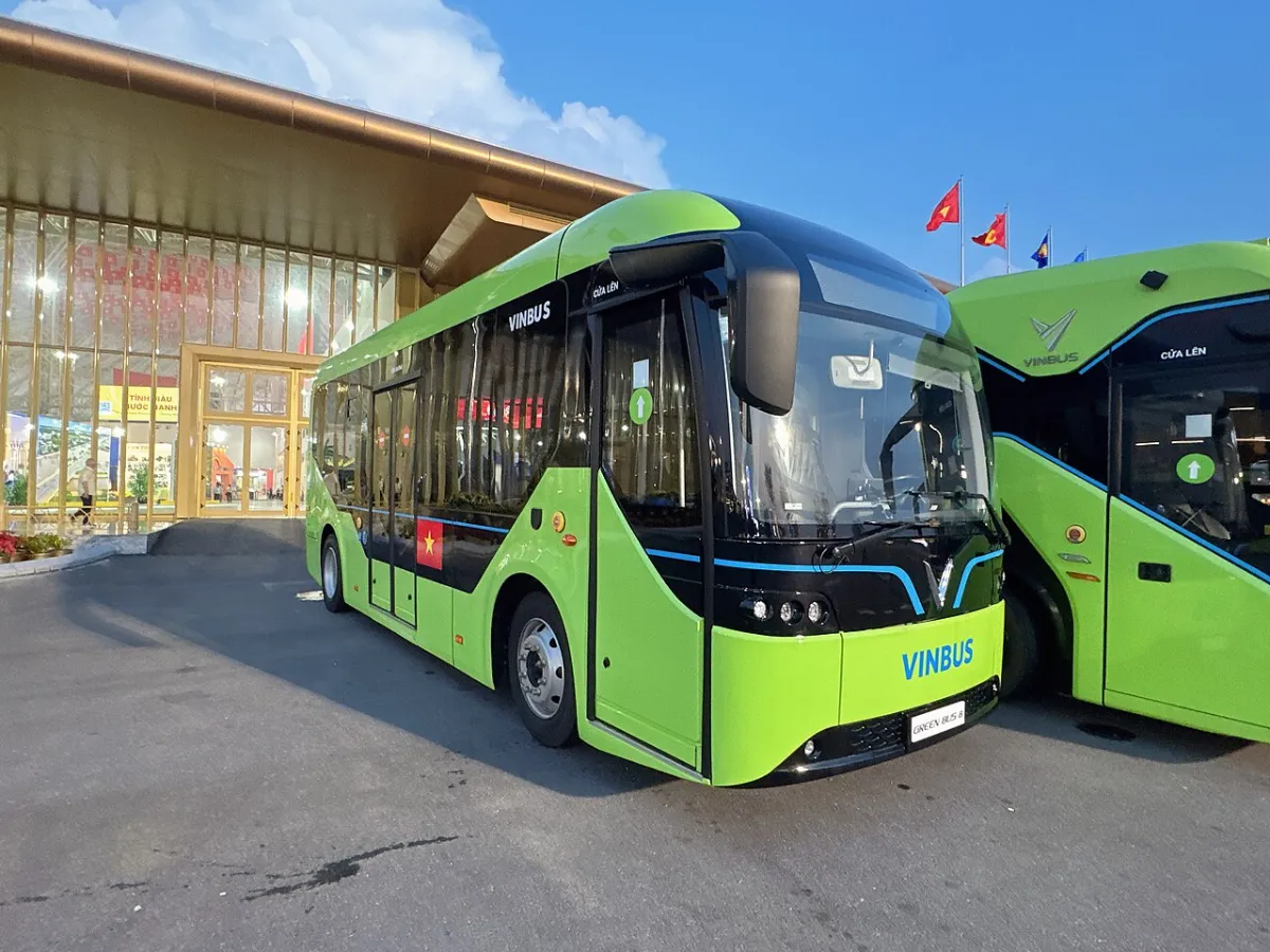 Xe buýt điện VinBus đón khách trong khu Vinhomes Global Gate