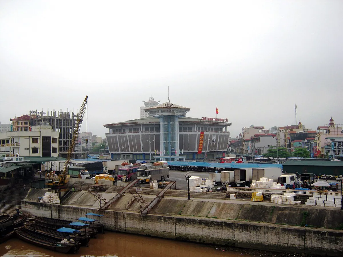 Bến cảng bên sông Ka Long, thành phố Móng Cái, nơi có Vinhomes Golden Avenue