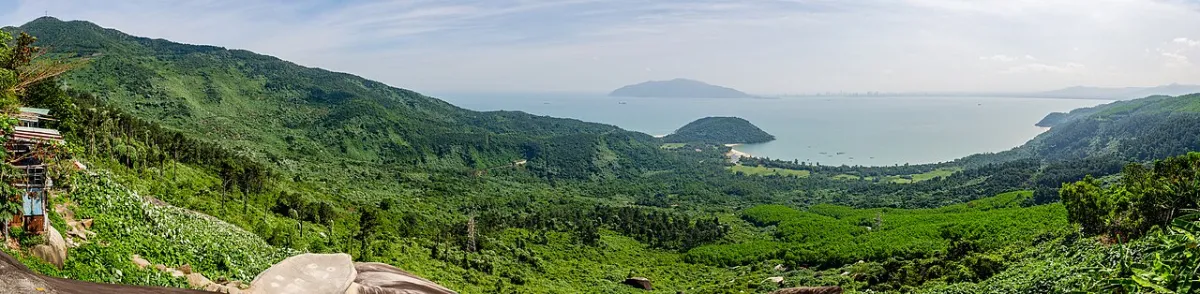 Vịnh biển Đà Nẵng nhìn từ đèo Hải Vân, khu vực chân đèo có Vinhomes Hải Vân Bay