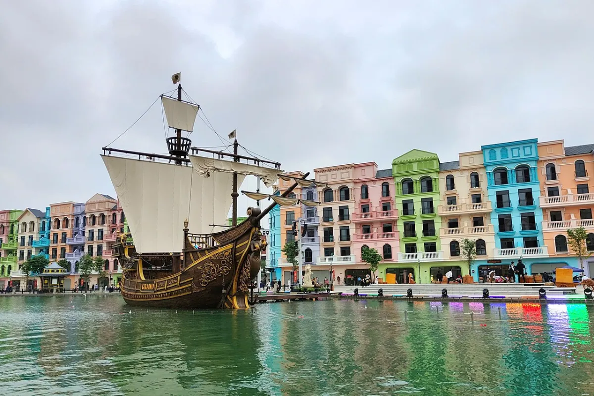 Thuyền buồm The Grand Voyage trên kênh Venice tại Vinhomes Ocean Park 3