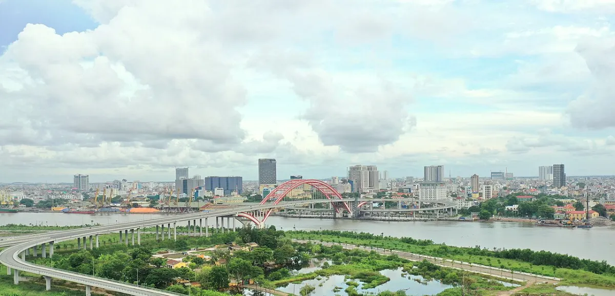 Sông Cấm và cầu Hoàng Gia nối trung tâm Hải Phòng với đảo Vũ Yên – Vinhomes Royal Island