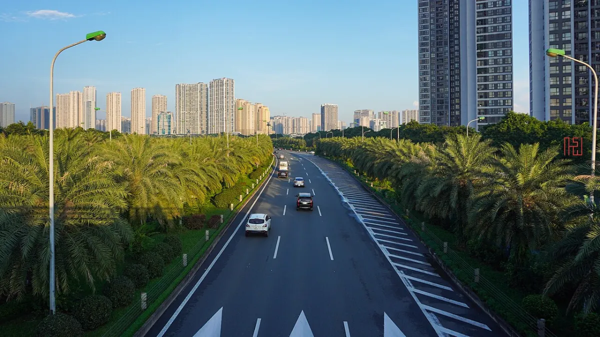 Đại lộ Thăng Long, trục đường chính dẫn vào khu biệt thự Vinhomes Thăng Long An Khánh
